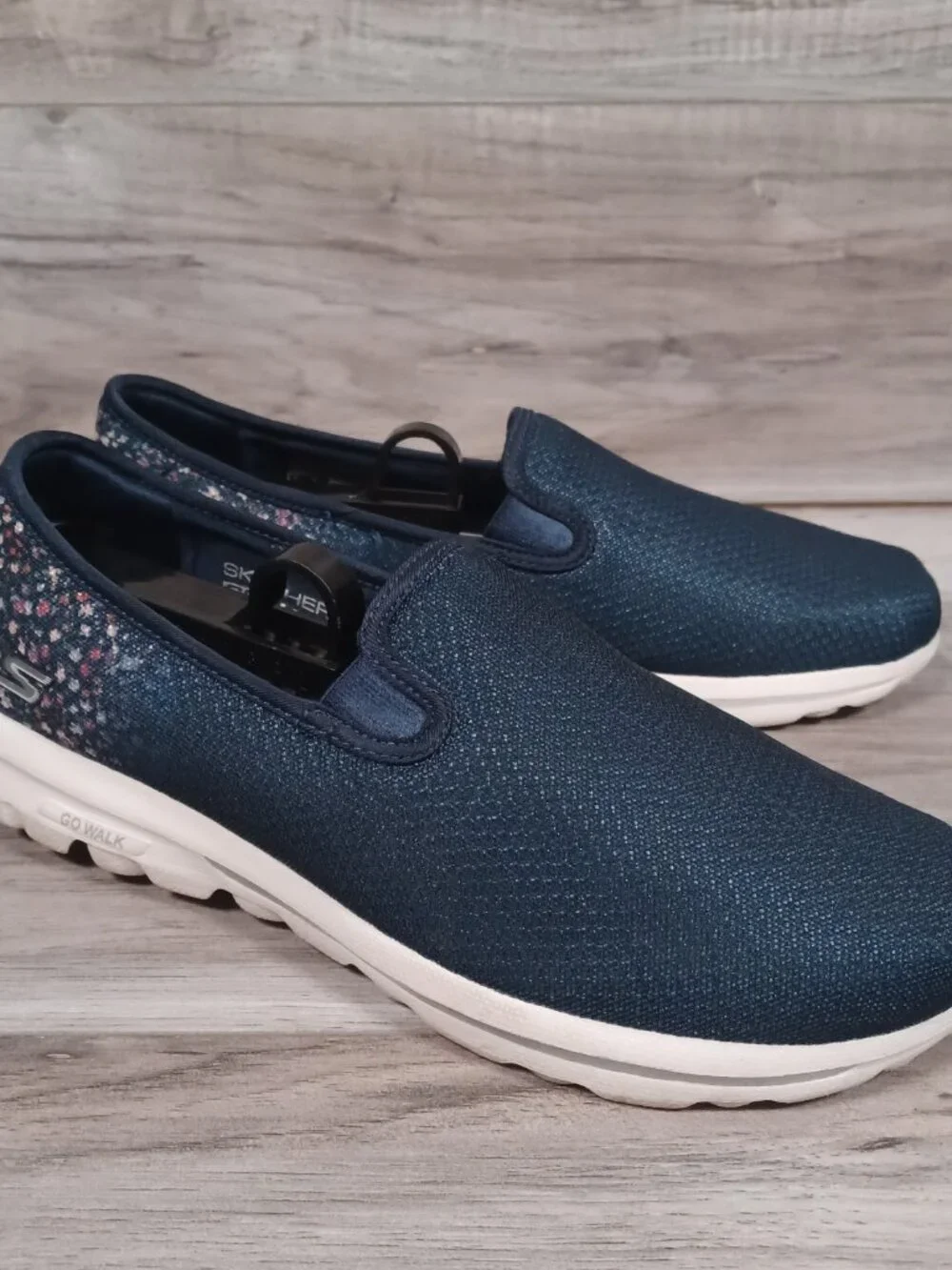 Skechers GO WALK Goga Mat Women's Size 8.5 Hands Free Slip-ins Floral Navy